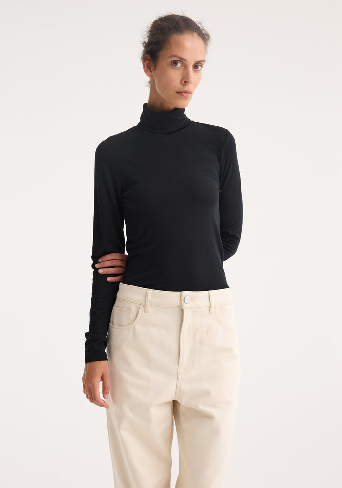 Fine merino turtleneck | black