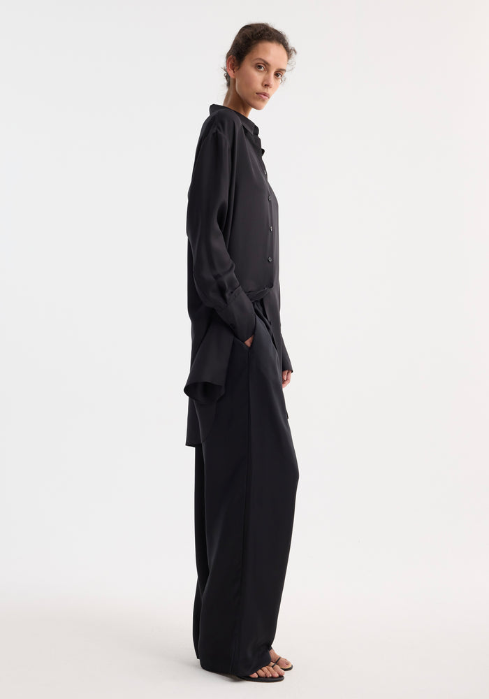 Signature elongated silk shirt | black