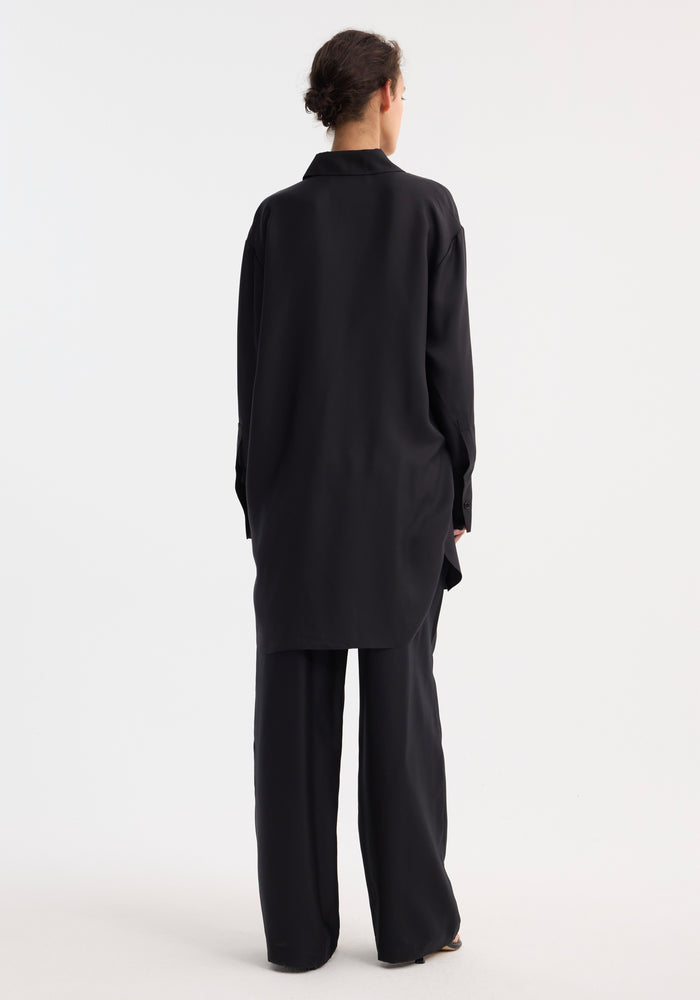 Signature elongated silk shirt | black