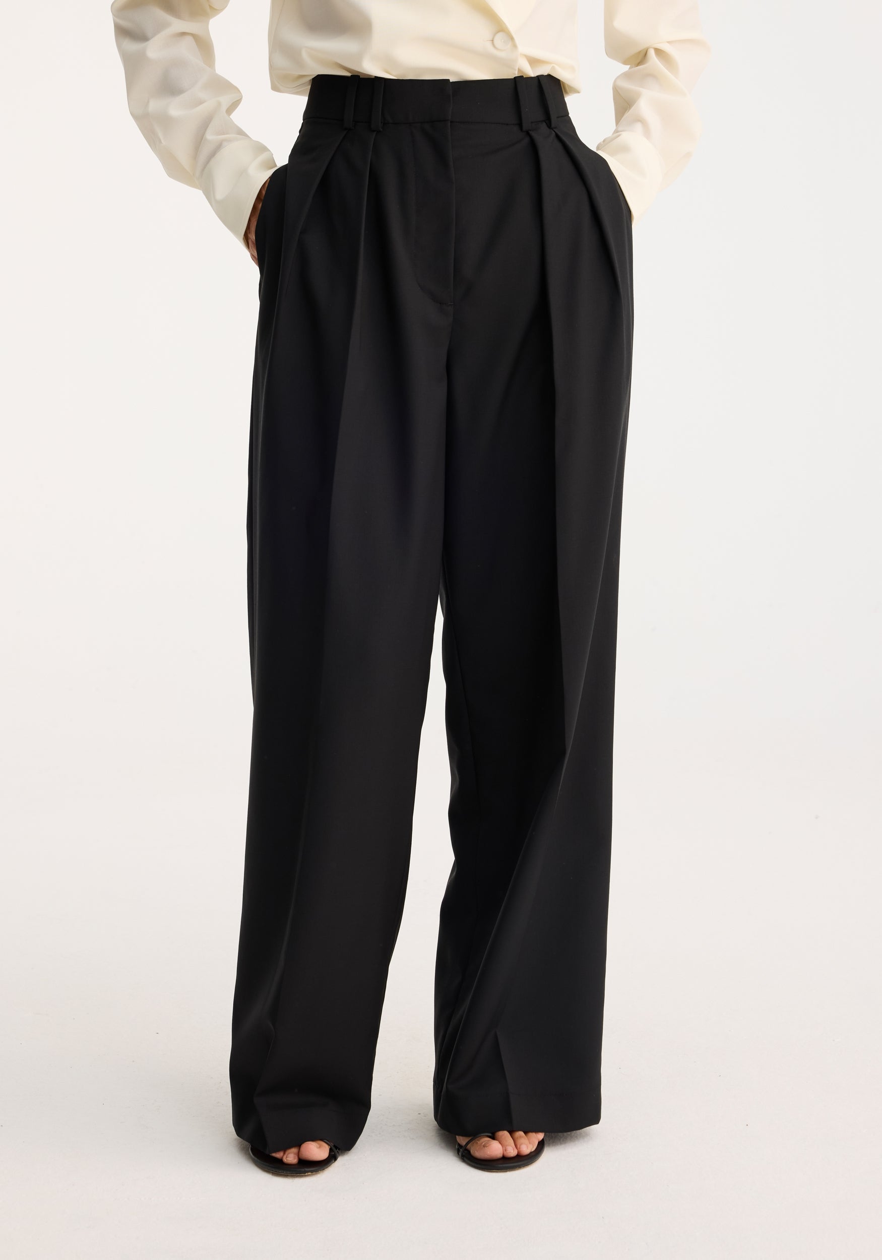 Wide leg double pleated trousers black