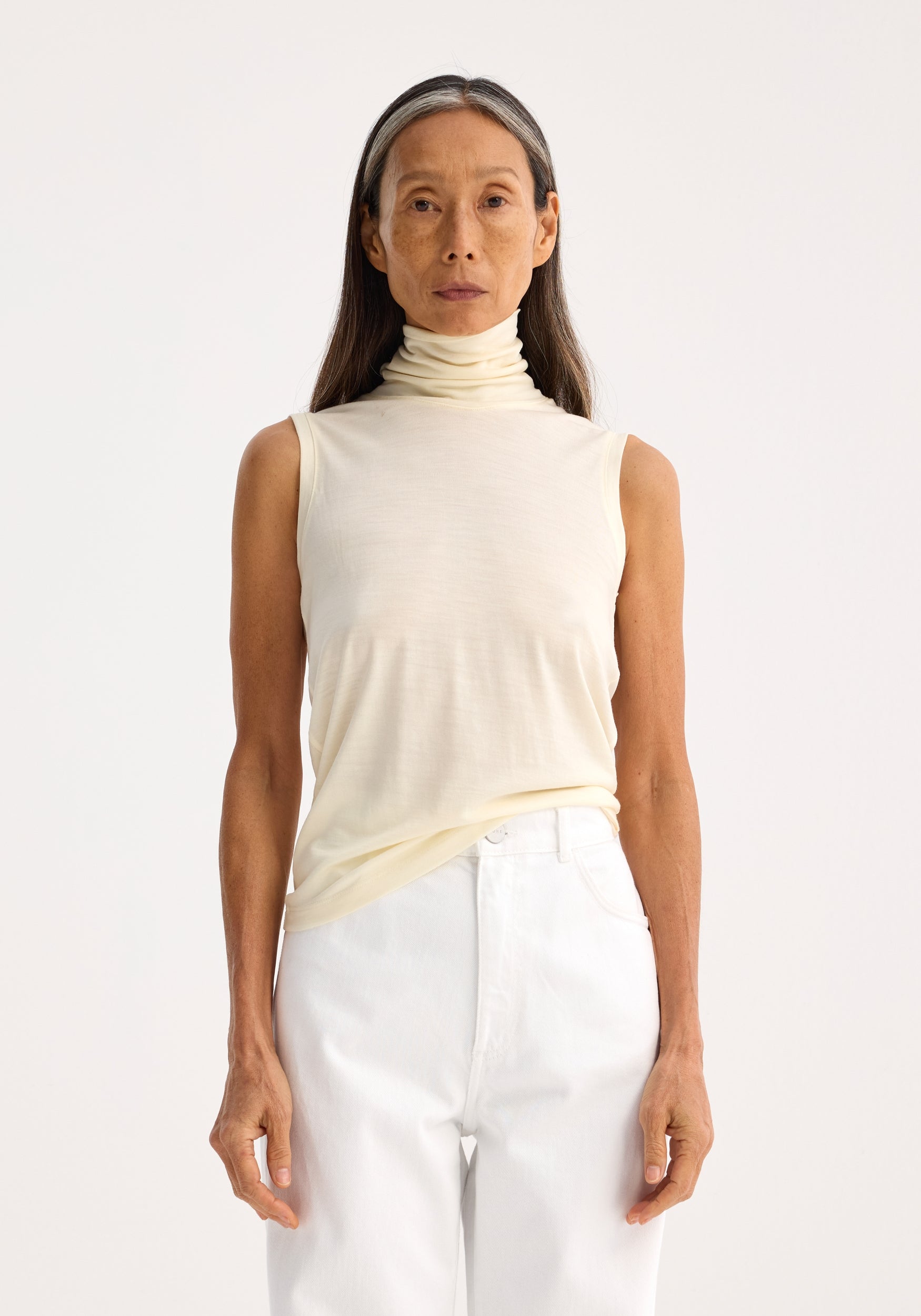 Sleeveless light-weight merino wool turtleneck– Róhe