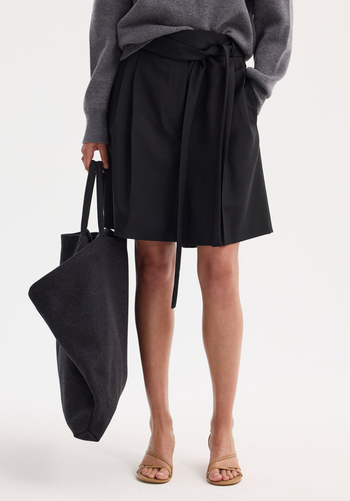 Tailored belted shorts | black