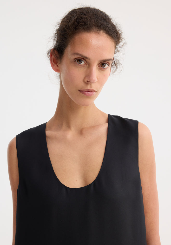 Scoop-neck silk dress | black