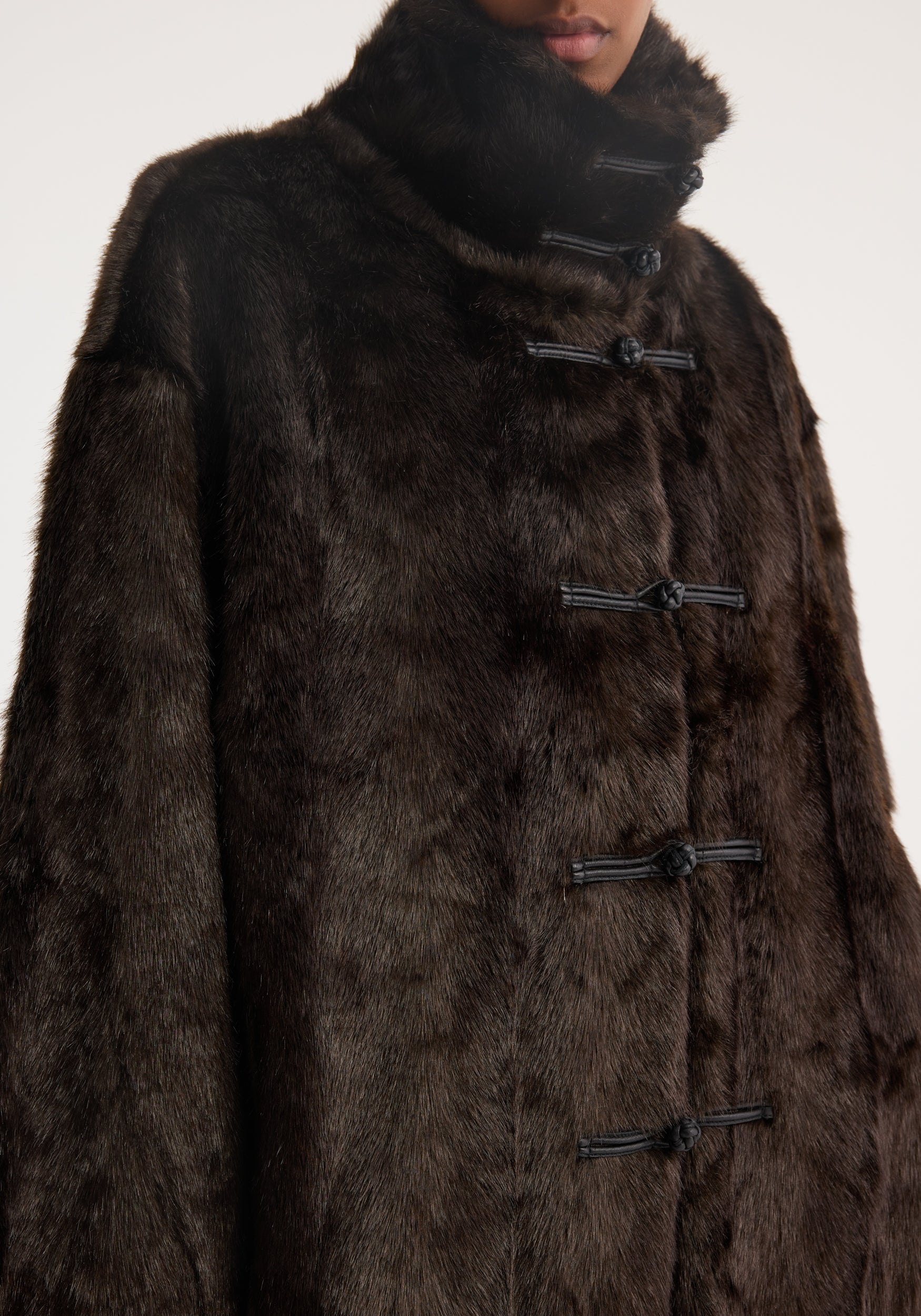 Mandarin faux fur coat– Róhe