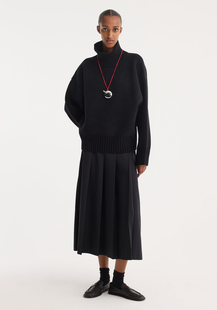 Sculptural compact turtleneck | black