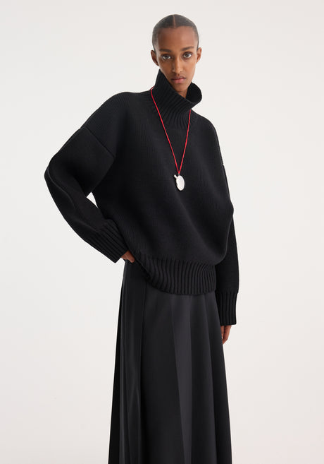 Sculptural compact turtleneck | black