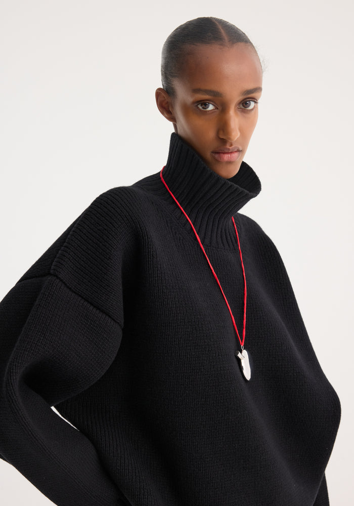 Sculptural compact turtleneck | black