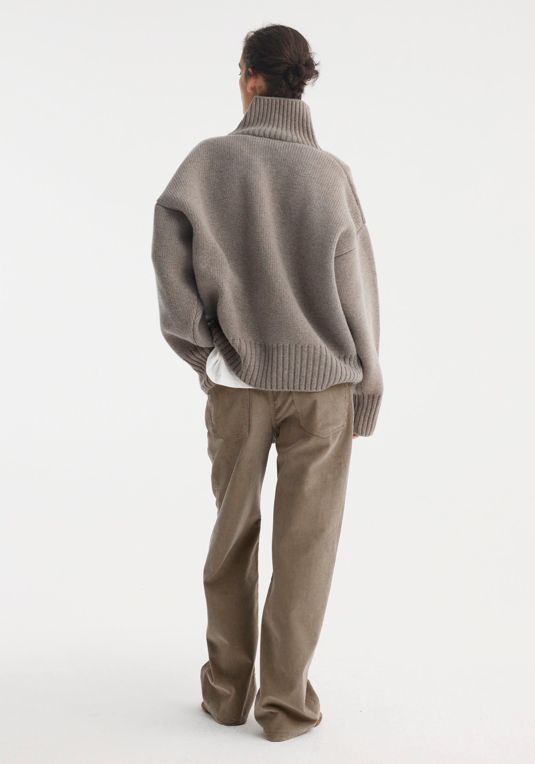 Sculptural compact turtleneck– Róhe