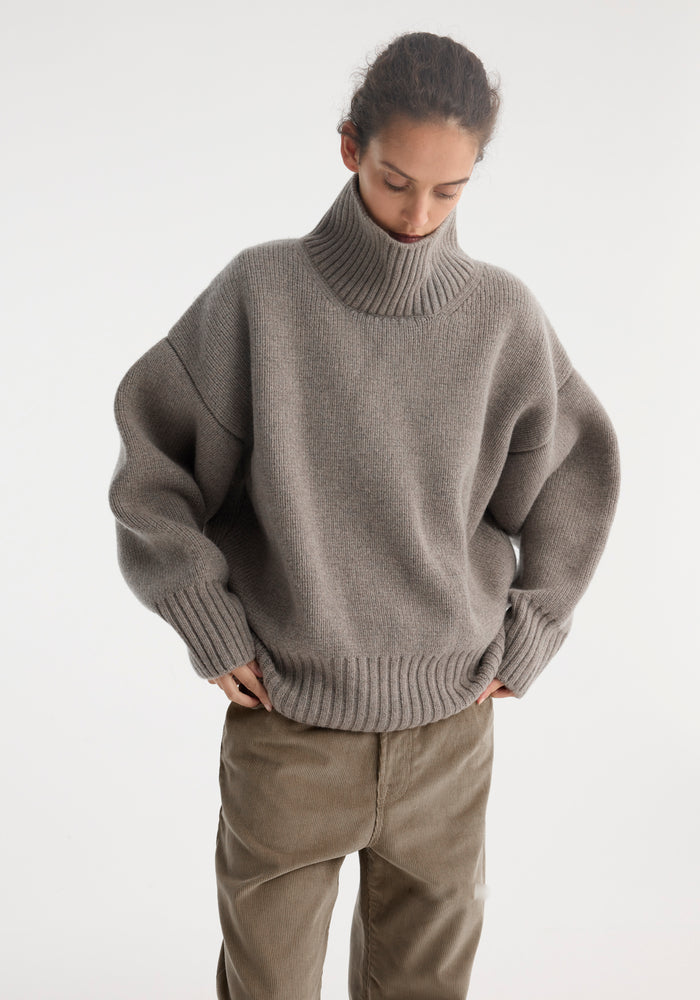Sculptural compact turtleneck | clay melange
