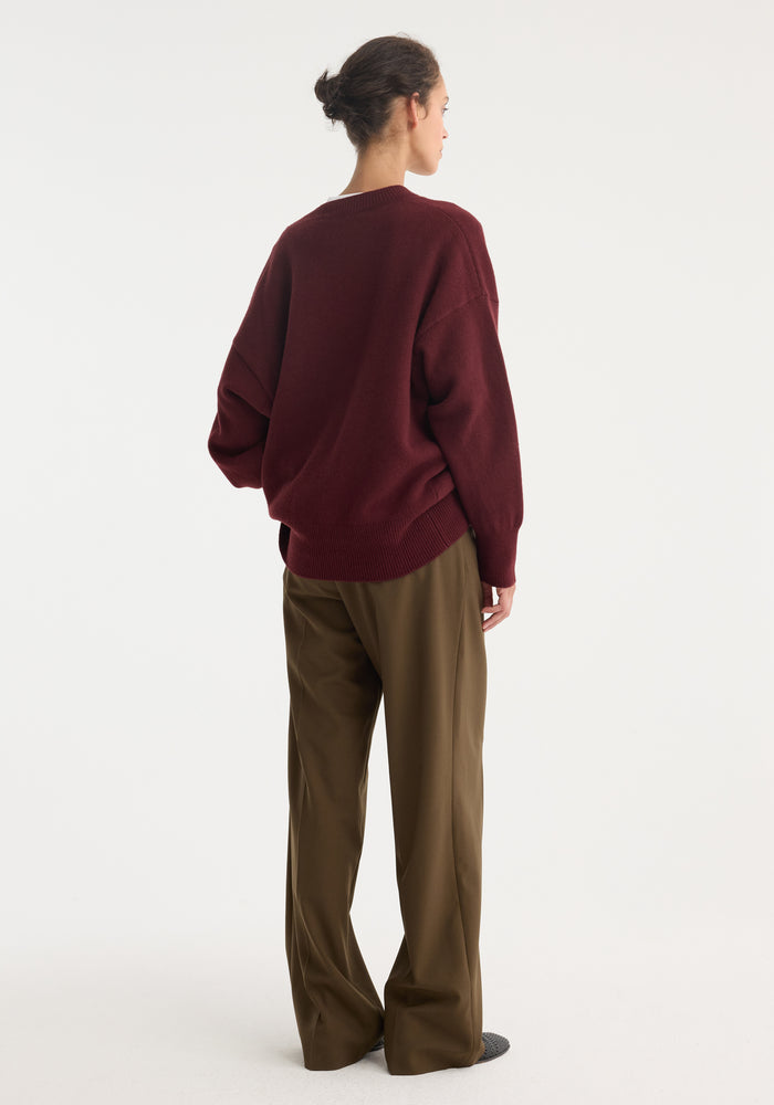 V-neck knitted jumper | burgundy