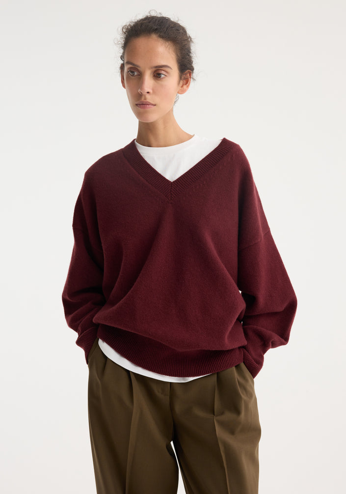 V-neck knitted jumper | burgundy