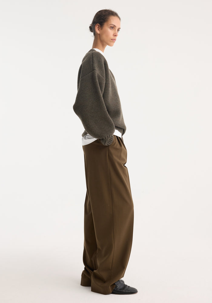 Sculptural compact v-neck | forest melange