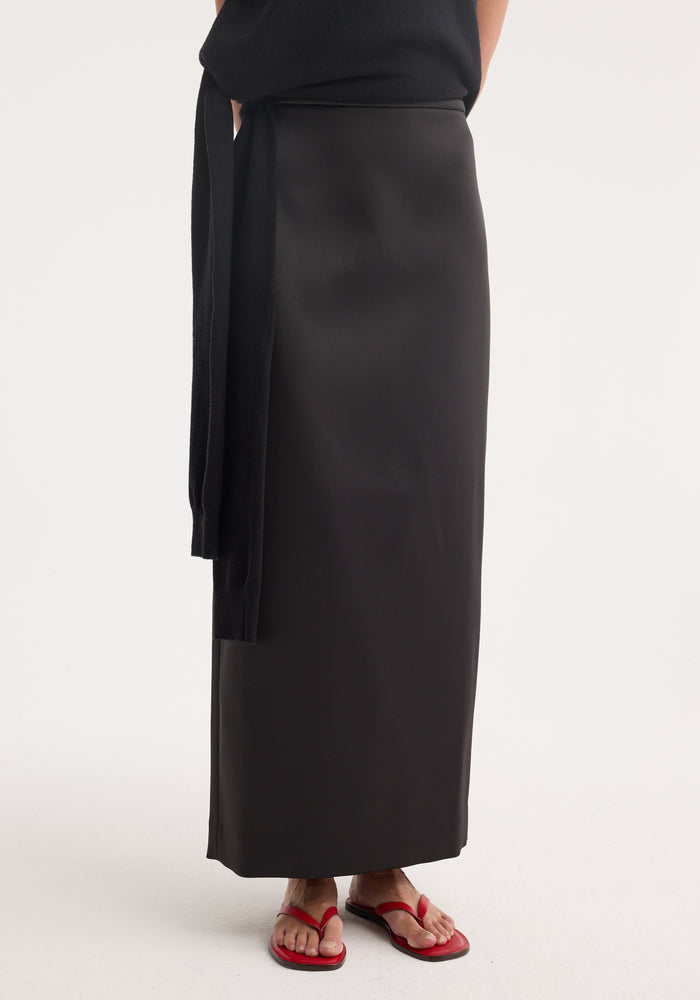 Column satin skirt | black