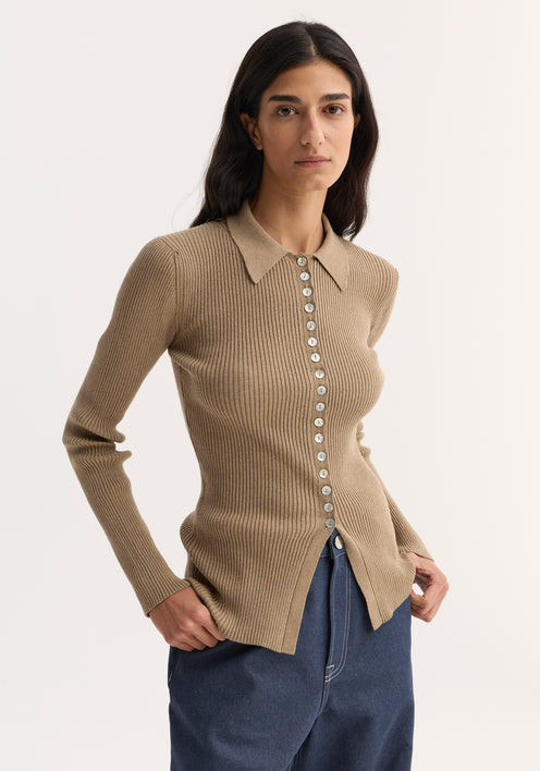 Elongated rib cardigan in taupe melange with a fitted silhouette, pointed collar, and white buttons, paired with wide-leg jeans and black sandals.