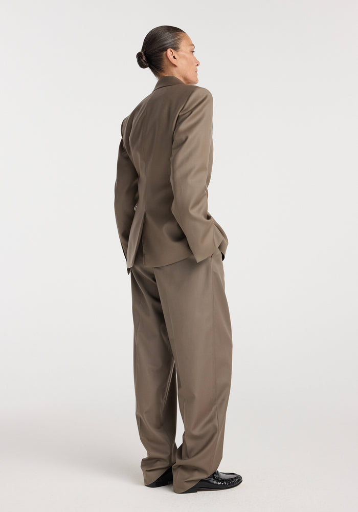 Hourglass shaped blazer | desert brown
