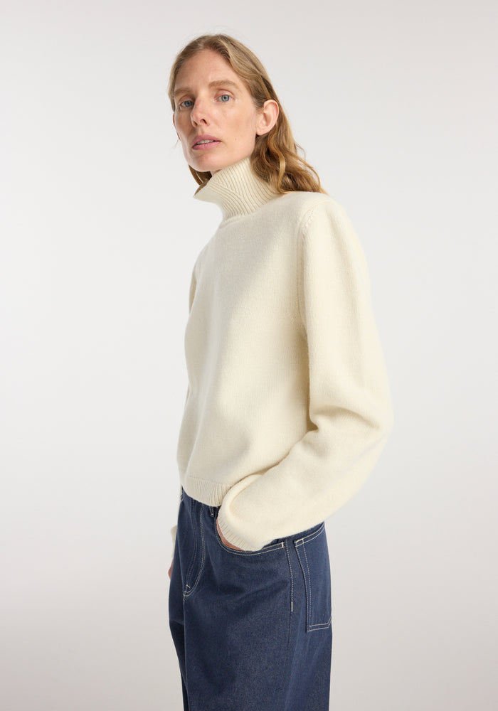 Statement shoulder cropped turtleneck | cream