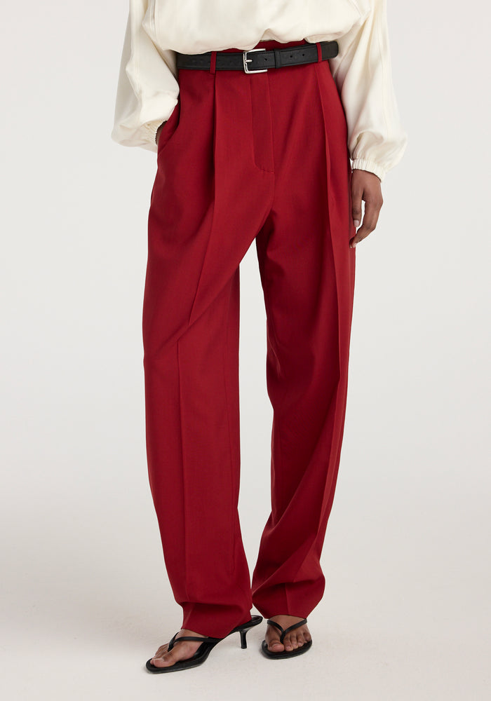 Daria - Single pleat tapered trousers | carmine