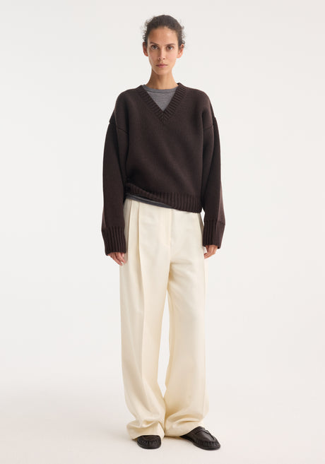 Sculptural compact v-neck | dark brown