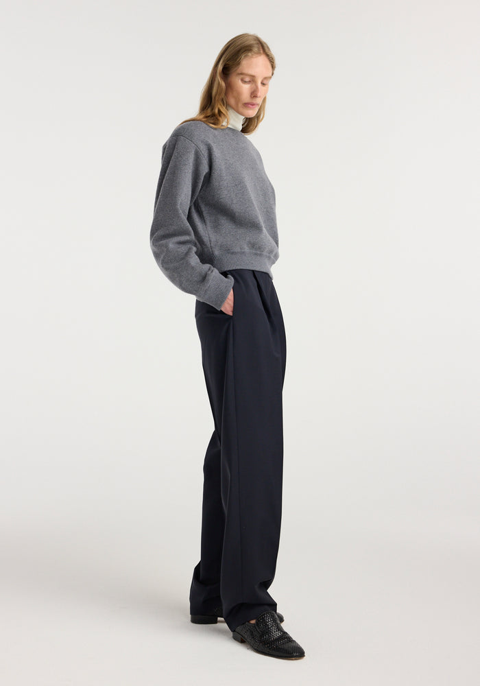 Daria - Single pleat tapered trousers | navy