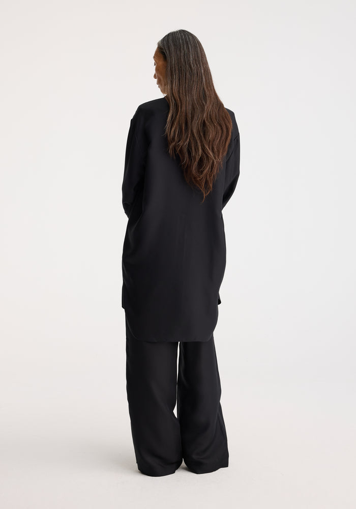 Signature elongated silk shirt | black