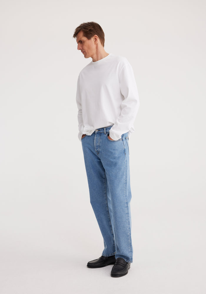 Straight leg jeans | light denim