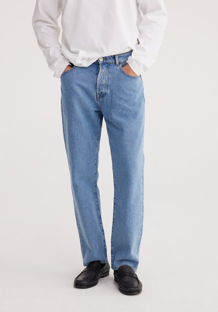 Straight leg jeans | light denim