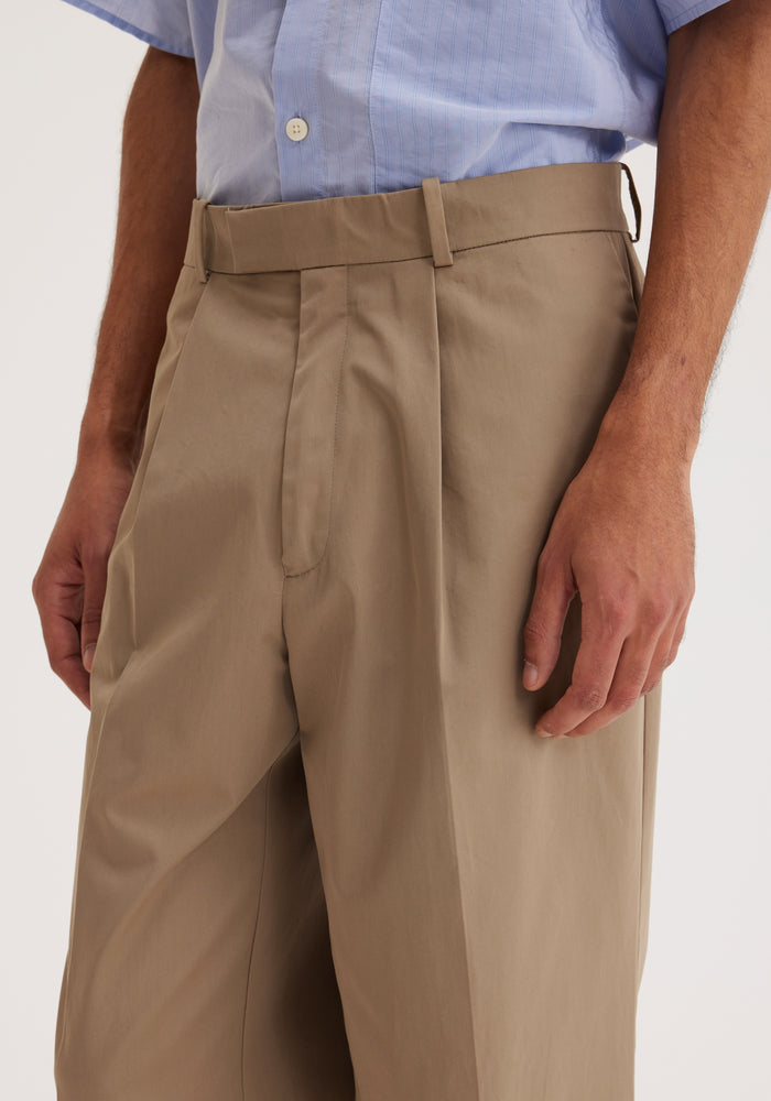 Wide leg pleated chino | toffee
