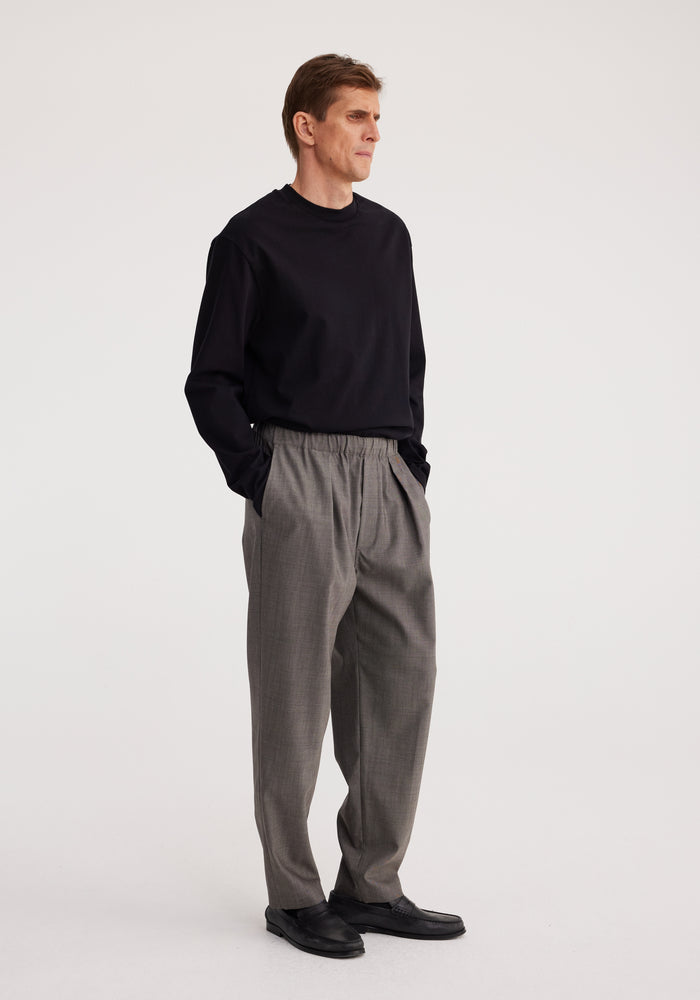 Tapered elasticated pleated trousers | bi-colour black / creme