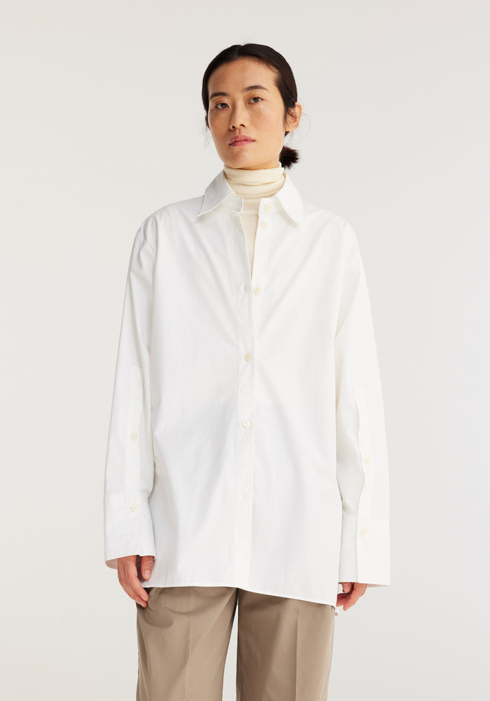 Back slit shirt | white