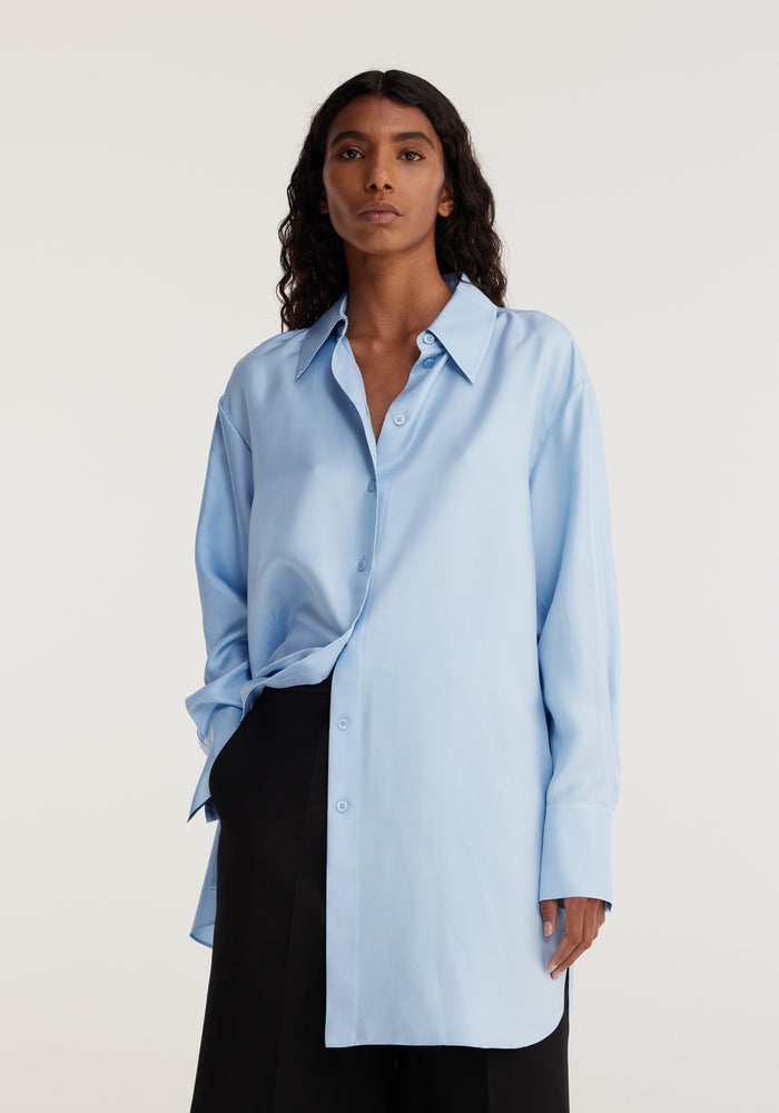 Signature elongated silk shirt | sky