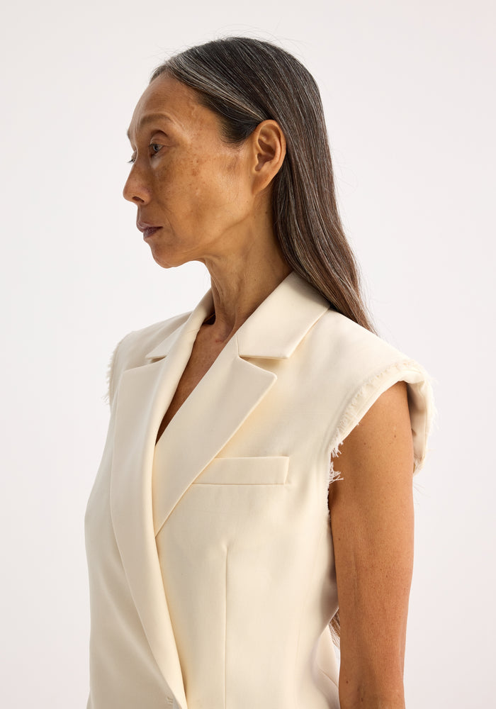 Sleeveless padded blazer | off-white