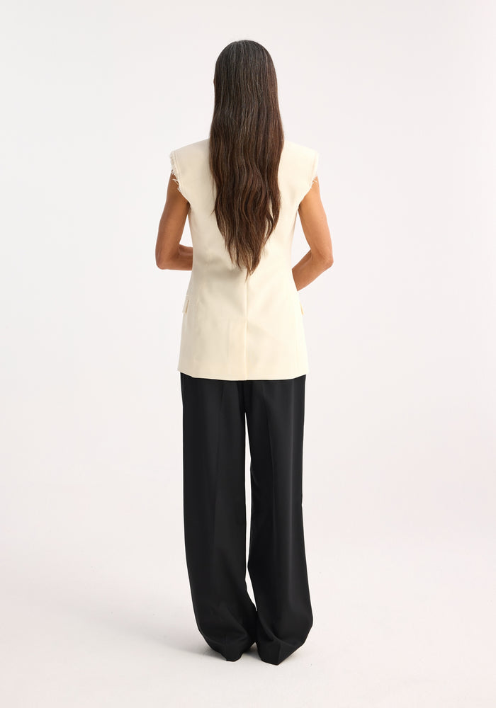 Sleeveless padded blazer | off-white