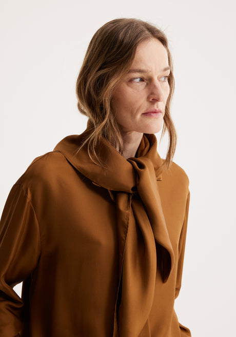 Silk shirt with integrated scarf | tan
