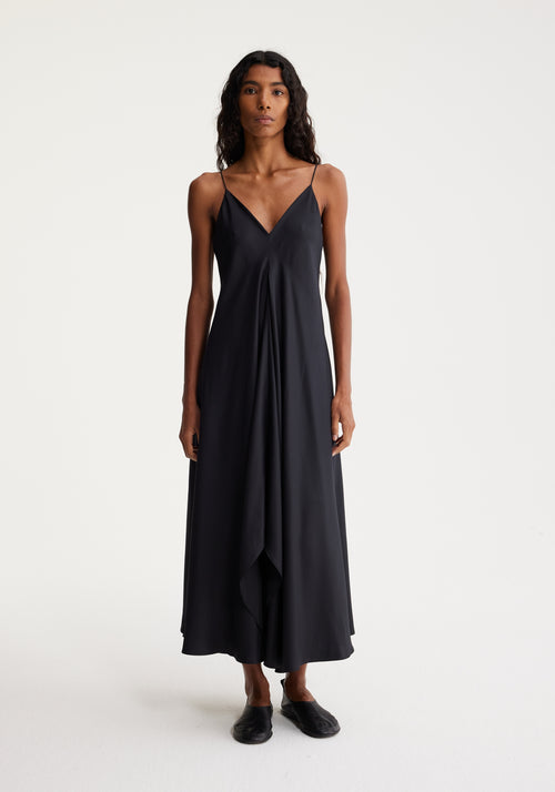 Silk strap dress with wider hem | noir