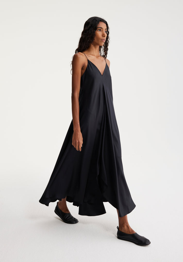 Silk strap dress with wider hem | noir