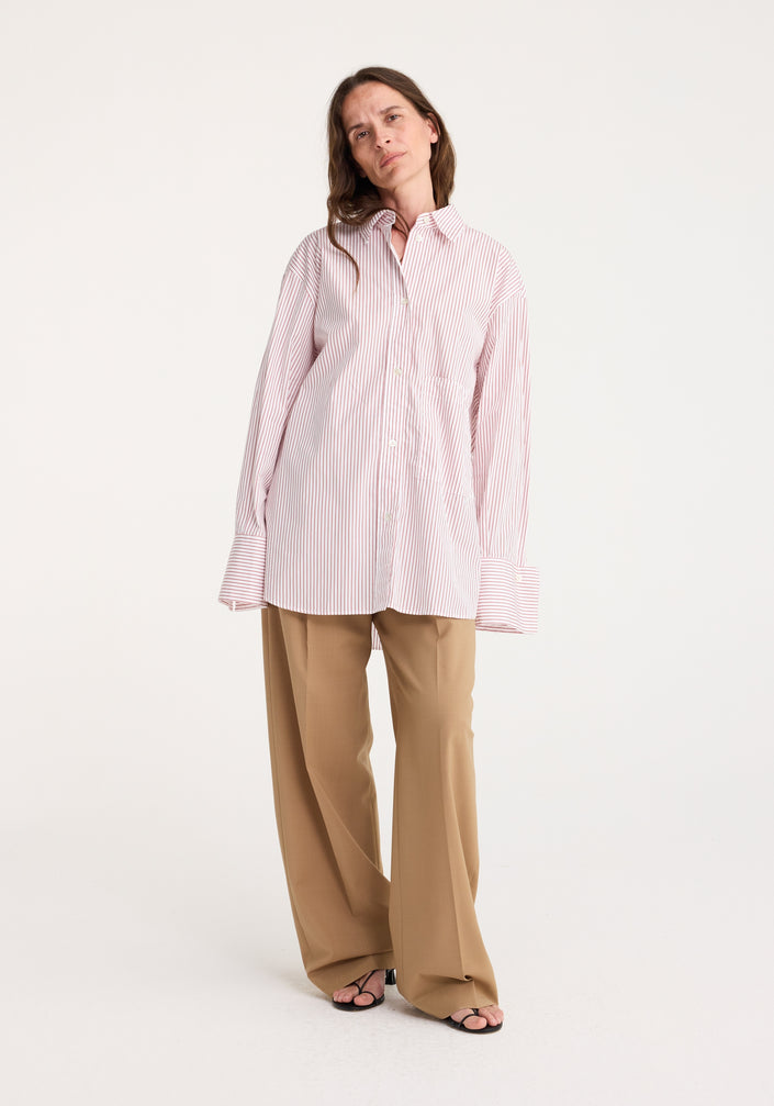 Shirt with large cuffs and fraying details | white / port stripe