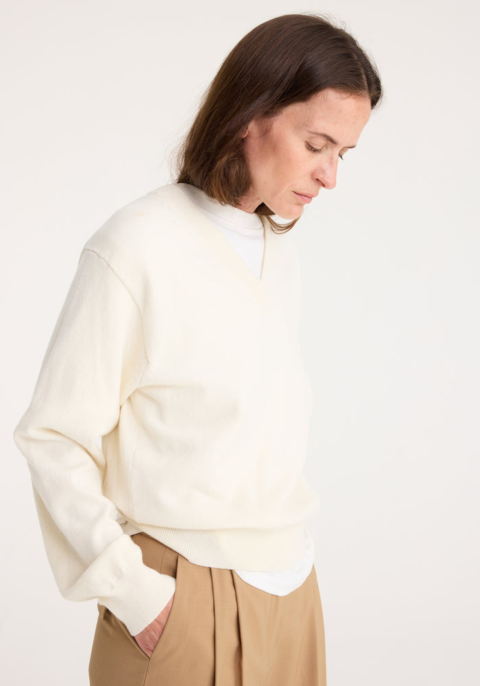 V-neck pullover | off white