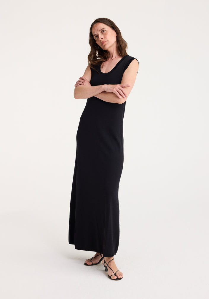 Scoop neck knitted dress | black