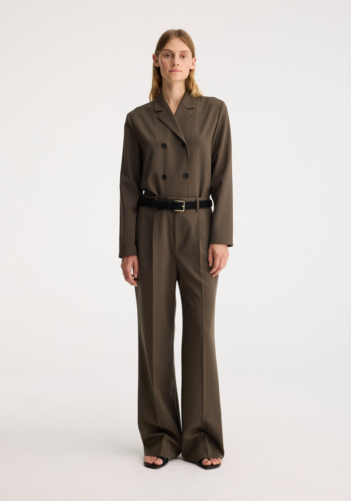 Relaxed single pleated trousers | earth