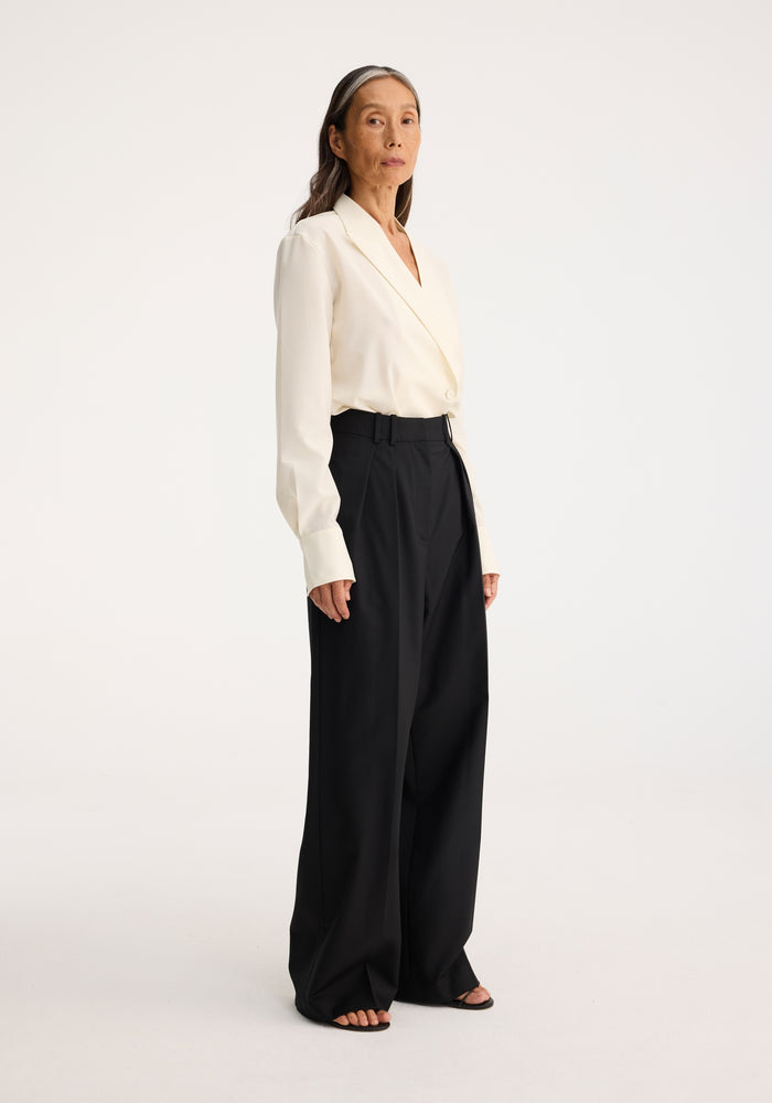 Asymmetrical lapel top | off white