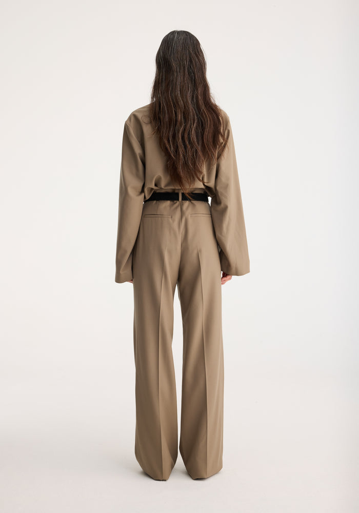 Relaxed single pleated trousers | khaki