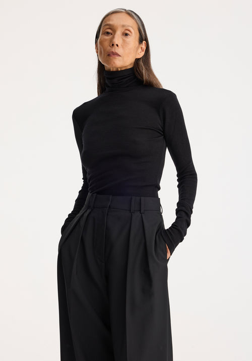 Fine wool turtleneck | black