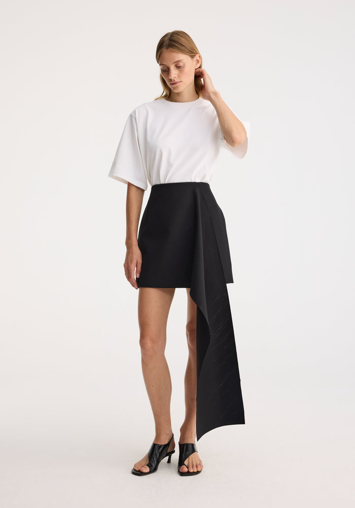 Short sculptural skirt | black