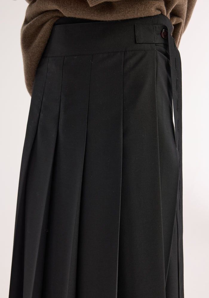 Plissé wrap skirt | black