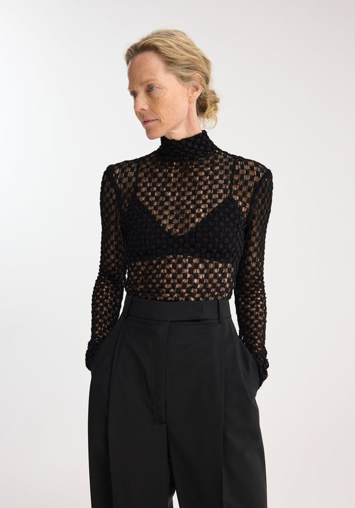 Geometrical lace turtleneck top | black