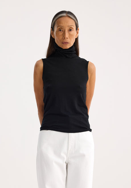 Sleeveless light-weight merino wool turtleneck | black