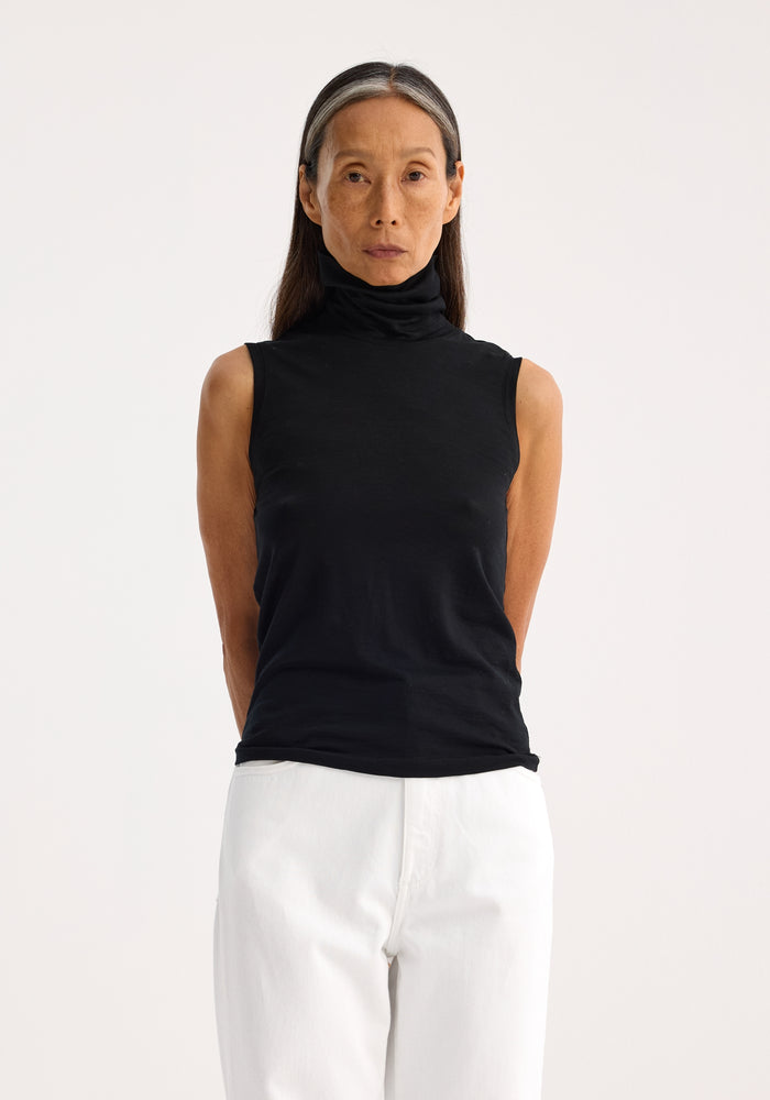 Sleeveless light-weight merino wool turtleneck | black