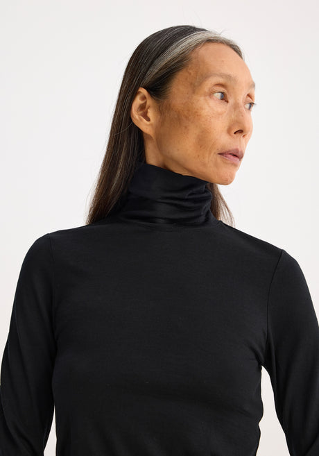 Light-weight merino wool turtleneck | black