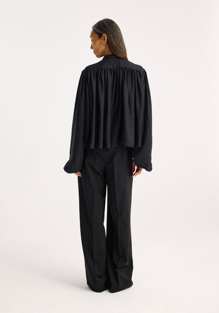 Silk pleated top | black