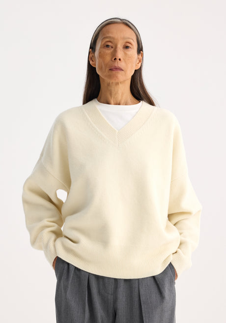 Classic v-neck jumper | off white